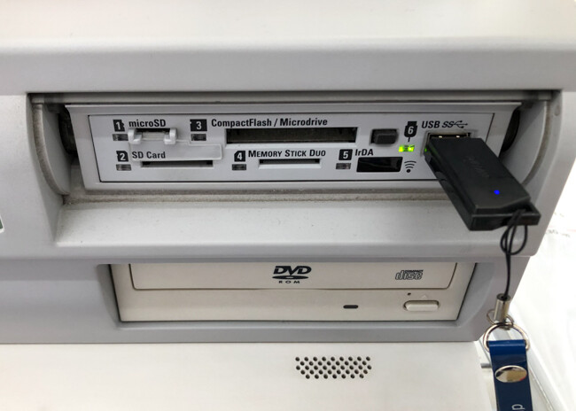 USBメモリを挿入した画像